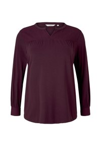 Blouse à manches longues couleur prune avec empiècement texturé et poignets, encolure ronde avec une petite découpe en V au centre devant.