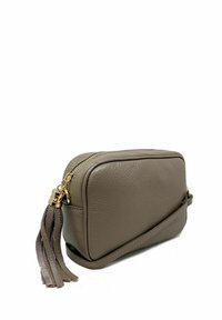 Borsa a tracolla in pelle grigia con chiusura a zip, superficie testurizzata e nappina decorativa. Finiture dorate e una tracolla sottile e regolabile.