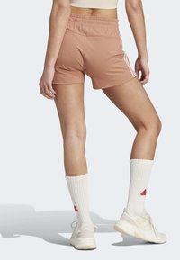 adidas Performance ESSENTIALS SLIM 3-STRIPES - Pantalón corto de deporte - clay strata/clear pink