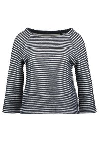 Chemise à manches longues rayée bleu et blanc avec un col bateau. Confectionnée dans un tissu texturé, elle présente des manches larges et des fentes latérales.