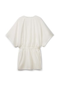 Abito bianco a maniche corte con'una vita arricciata e una vestibilità ampia, realizzato in tessuto morbido, caratterizzato da una superficie liscia e un design minimalista.