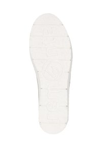 Semelle de chaussure en caoutchouc blanc avec surface texturée, présentant des rainures et le logo "remonte" embossé au centre et sur le côté.