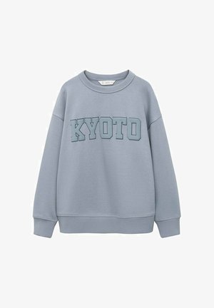 Lys blå sweatshirt med rund halsudskæring, der har ordet "KYOTO" i fed, præget stil hen over forsiden. Blødt bomuldsstof.