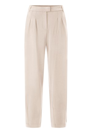 Pantaloni bej, croiți, cu pliuri frontale, textură netedă, lungime până la gleznă, buzunare laterale și talie plată.