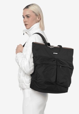 Sac fourre-tout en nylon noir avec deux poches avant, poignées supérieures et fermeture éclair. Texture lisse avec un design minimaliste.