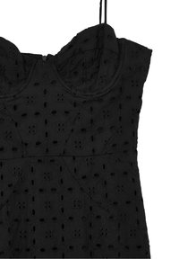 Robe noire sans manches avec fines bretelles, ornée de broderies florales en découpe et d'un décolleté en cœur.