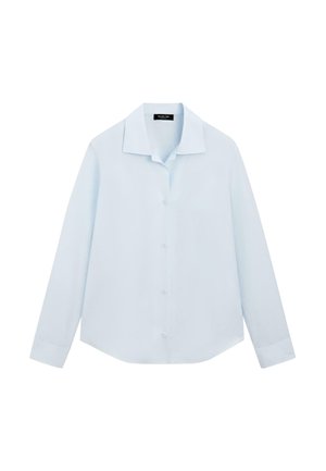 Camicia azzurro chiaro a maniche lunghe con bottoni, colletto classico e tasca singola sul petto, mostrata su uno sfondo bianco.