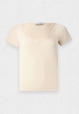 Beige ribbestrikket topp med korte ermer, firkantet utringning og liten V-klipp detalj midt foran fra Anna Field.