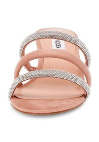 Sandalo aperto in suede rosa, caratterizzato da tre fasce sottili decorate con strass trasparenti, suola piatta e design minimalista.