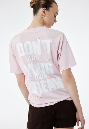 - T-shirt z nadrukiem