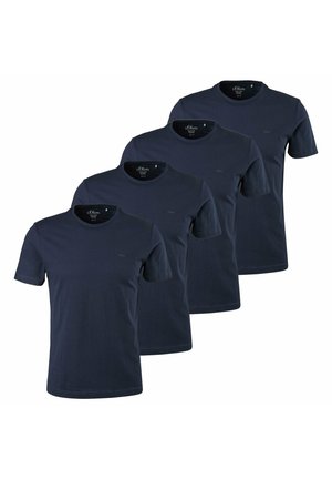 Vier identische marineblaue T-Shirts mit kurzen Ärmeln und Rundhalsausschnitt, in einer versetzten Reihe auf weißem Hintergrund angeordnet.