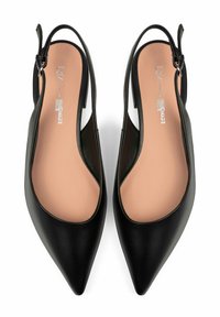 Crne slingback pete s špicastim nožnim dijelovima, glatka kožna vanjština, otvorene strane i mali potplat. Mekani bež uložak vidljiv unutar.