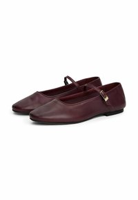 Ballerines en cuir bourgogne avec un bout pointu, une bride à la cheville et un talon bas et plat ; texture lisse avec des accents minimalistes.