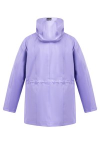 Violetinis nepralaidus vandeniui džemperis su kapišonu, ilgomis rankovėmis ir elastingu juosmeniu. Sklandus, blizgus paviršius su matomais siūlėmis ir paprasta dizaino išvaizda.