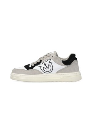 Sneaker in suede grigio con accenti bianchi e neri. Le caratteristiche includono una tomaia testurizzata, chiusura con lacci e un logo prominente sul lato.