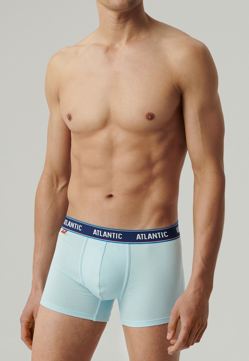 Jasnoniebieskie bokserki z ciemnoniebieskim elastycznym pasem na którym znajduje się biała napisu "ATLANTIC". Wykonane z gładkiego, elastycznego materiału.