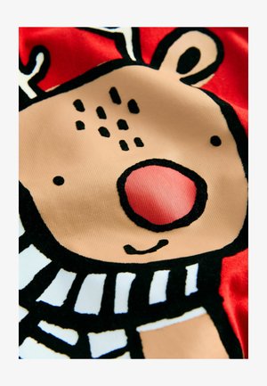 Měkká, plyšová látka s kresleným sobem, který má hnědou tvář, červený nos a černý obrys, oblečený ve pruhovaném šátku na červeném pozadí.