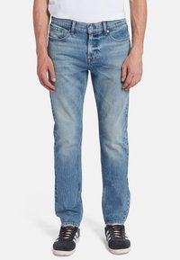 Jeans in denim azzurro chiaro con vestibilità a gamba dritta, cinque tasche e lieve sbiadimento. Sono visibili passanti per cintura e dettagli con bottoni in metallo.