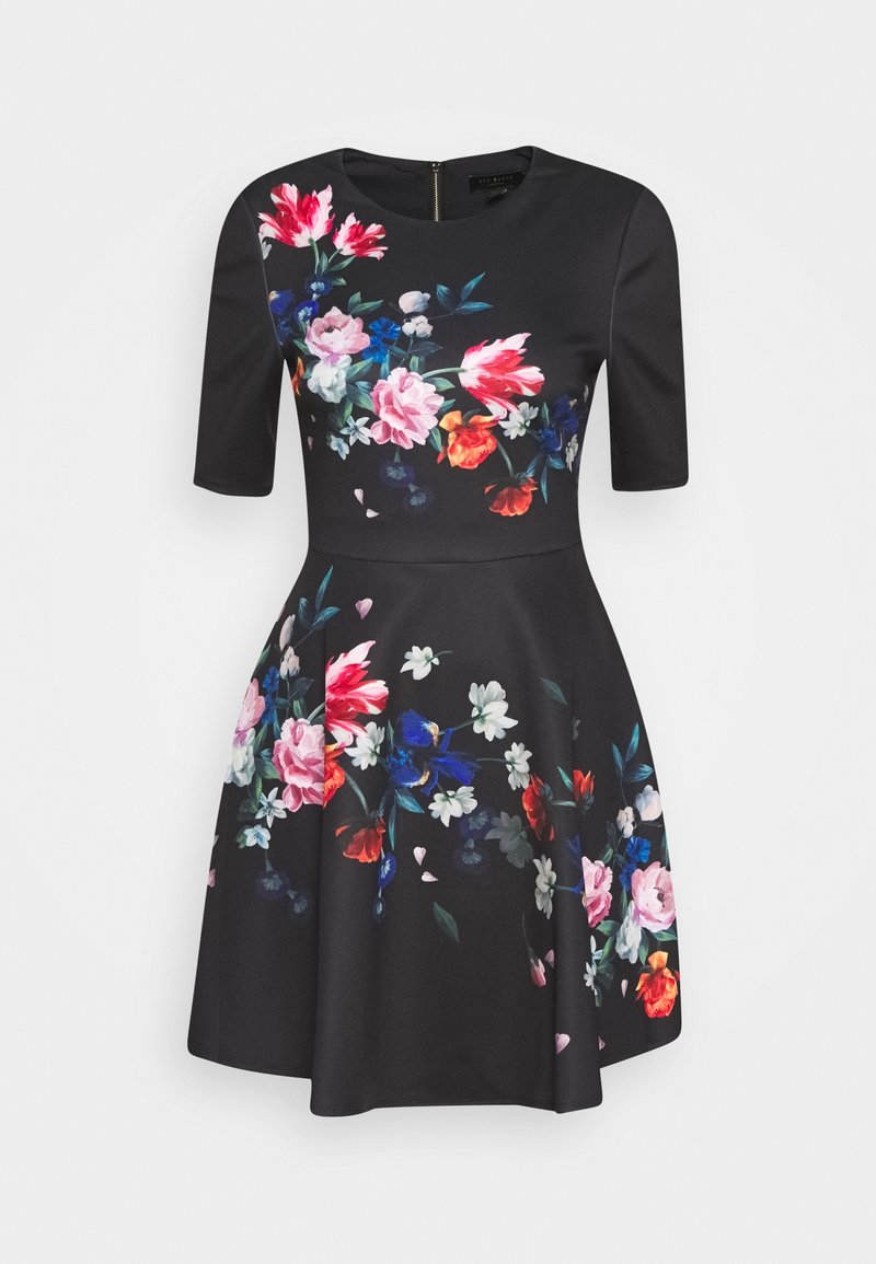 Robe noire avec un motif floral comportant des fleurs roses, rouges, blanches et bleues. Manches courtes et corsage ajusté, s'évasant en une jupe.