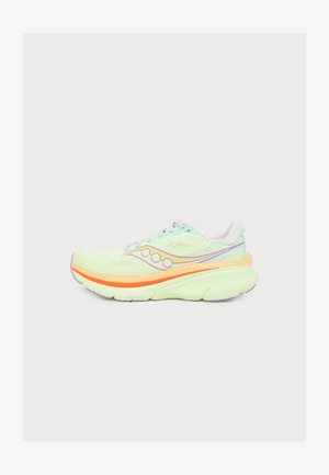 Chaussure de course vert clair avec des accents orange et violet et une semelle épaisse et rembourrée, vue de profil sur fond blanc.