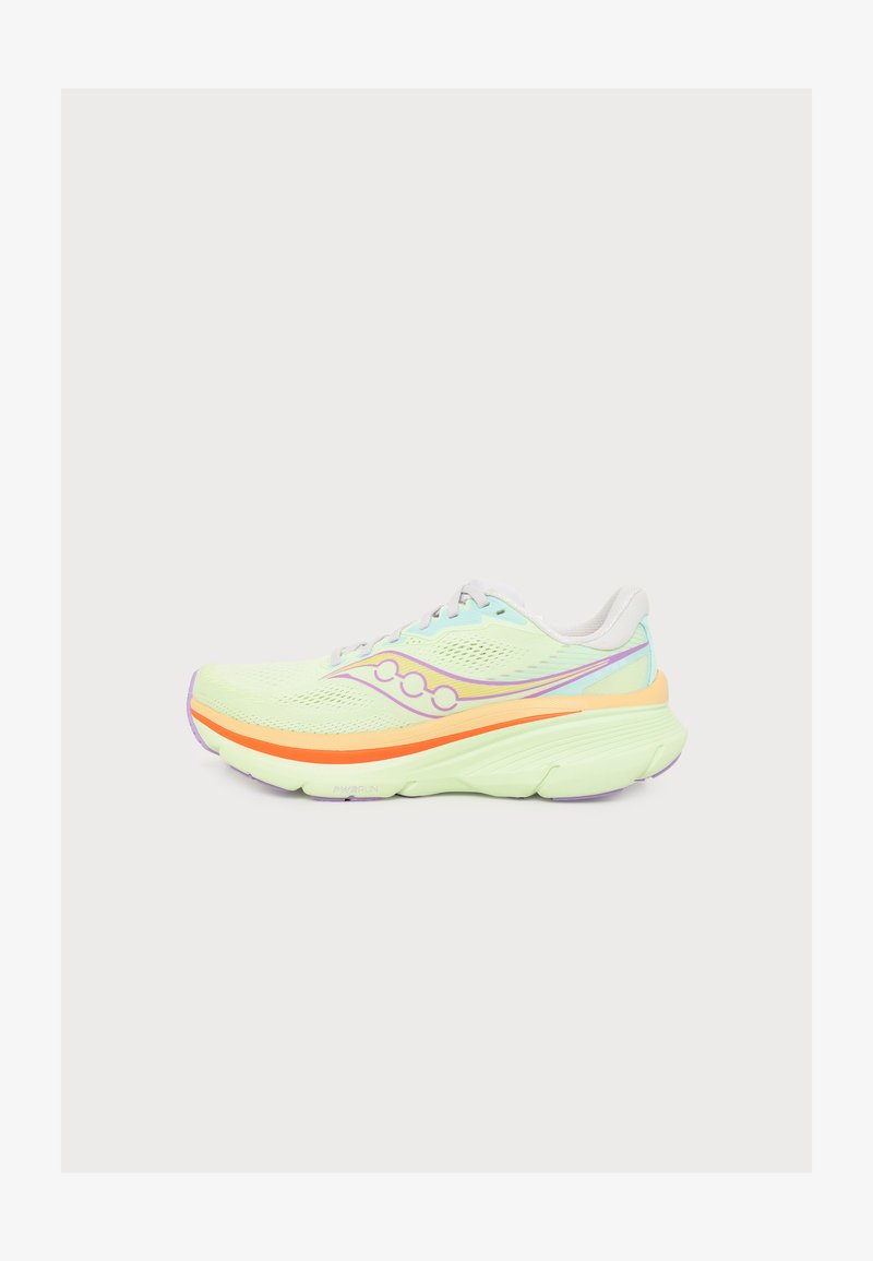 Chaussure de course vert clair avec des accents orange et violet et une semelle épaisse et rembourrée, vue de profil sur fond blanc.