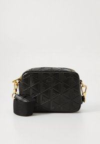 Borsa a tracolla nera con motivo geometrico in rilievo, ferrature dorate, chiusura a zip e tracolla staccabile. Forma rettangolare compatta.