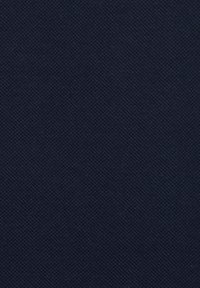 Marineblauwe stof met een gestructureerd oppervlak, voorzien van een subtiele patronen van kleine, herhaalde diamanten. Duurzaam materiaal met een geweven uitstraling.