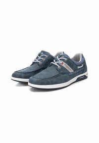 Zapatillas de cuero azul para hombre con suela blanca, acentos de malla y cordones grises. Presentan costuras en contraste y un pequeño detalle de logo.