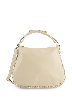 Beige Lederhandtasche mit schlaffem Design, verziert mit metallischen Nieten entlang der Seite und einer strukturierten Oberfläche. Enthält einen oberen Griff und einen Schultergurt.