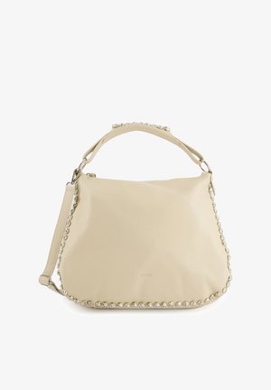 Beige leren handtas met een slonzig formaat, versierd met metalen studs aan de zijkant en een gestructureerde afwerking. Inclusief een handvat aan de bovenkant en een schouderband.