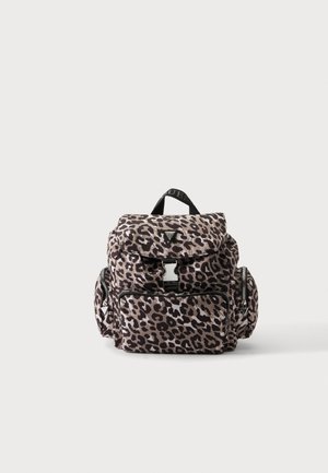 Rygsæk med leopardmønster, frontklap med spænde, for- og sidelommer med lynlås samt et bærehåndtag på toppen mod en ensartet baggrund.