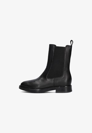 Bottine Chelsea en cuir noir avec panneau latéral élastique, petit talon, bout arrondi et languette à l'arrière.
