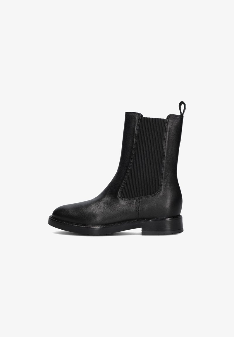 Bottine Chelsea en cuir noir avec panneau latéral élastique, petit talon, bout arrondi et languette à l'arrière.