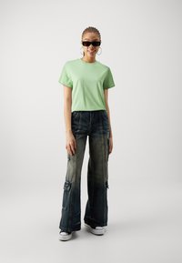 Pieces PCRIA SOLID TEE - T-shirts - tendril