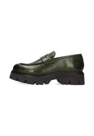 Mocassino in pelle verde scuro con suola nera spessa a tassello e marchio impresso sul tallone, mostrato di profilo.