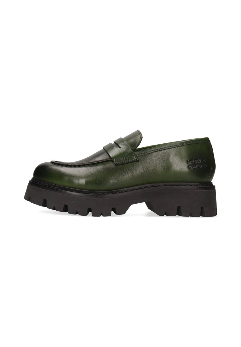 Mocasín de cuero verde oscuro con suela gruesa negra de taco y logotipo en relieve en el talón, mostrado en perfil lateral.