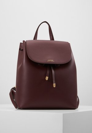 Brun læderrygsæk med klaplukning, snor med guldspidser, topgreb og "Lauren Ralph Lauren"-logo i guldbogstaver.