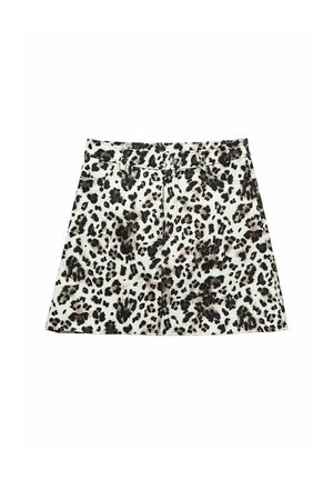Jupe en denim à imprimé léopard avec une base blanche ornée de taches noires et marron, fermeture à boutons sur le devant et un ourlet évasé.