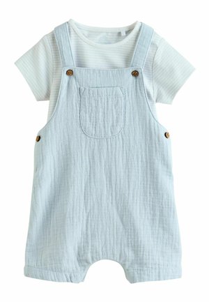 Jasnoniebieski bawełniany kombinezon z przednią kieszenią i brązowymi guzikami na białej, krótkorękawkowej, pasiakowej koszulce niemowlęcej.