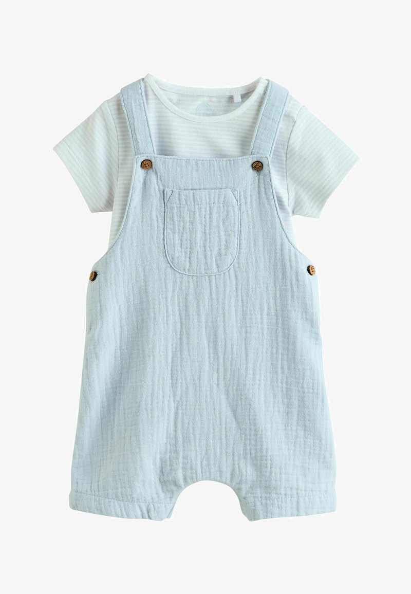 Combinaison bleu clair en coton avec poche avant et boutons bruns sur un T-shirt bébé blanc rayé à manches courtes.