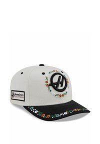 Zweifarbige beige und schwarze Kappe mit gesticktem runden Logo und floralen Mustern an der Vorderseite und dem Schirm, MoneyGram Haas F1 Team-Logo an der Seite.