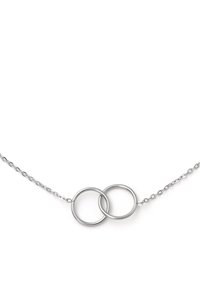 Collana d'argento con due anelli circolari intrecciati, caratterizzata da una delicata catena e una superficie liscia e lucida. Design minimalista.