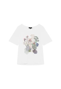 Camiseta blanca de manga corta con un vibrante diseño floral y de leopardo. Tela suave con un corte relajado, escote redondo y dobladillo ligeramente caído.