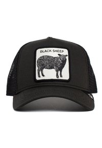 Gorra de camionero de malla negra con un parche cuadrado que presenta una ilustración de una oveja negra y el texto "OVEJA NEGRA". La gorra es de color gris oscuro con un visera curvada.