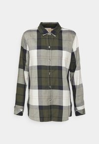 Koszula w kratę z długim rękawem w kolorze zielonym, szarym i granatowym. Posiada zapięcie na guziki z przodu, kołnierz oraz kontrastowe wzory. Materiał wydaje się być miękki.