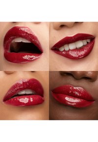 Vier Nahaufnahmen von Lippen mit einem tiefroten, glänzenden Lippenstift. Verschiedene Winkel zeigen die Textur und den Glanz und heben die glatten Konturen und Formen hervor.