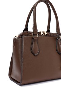 Borsa a mano in pelle marrone con superficie strutturata, dettagli neri e hardware dorato. Presenta due manici robusti e una chiusura con zip.