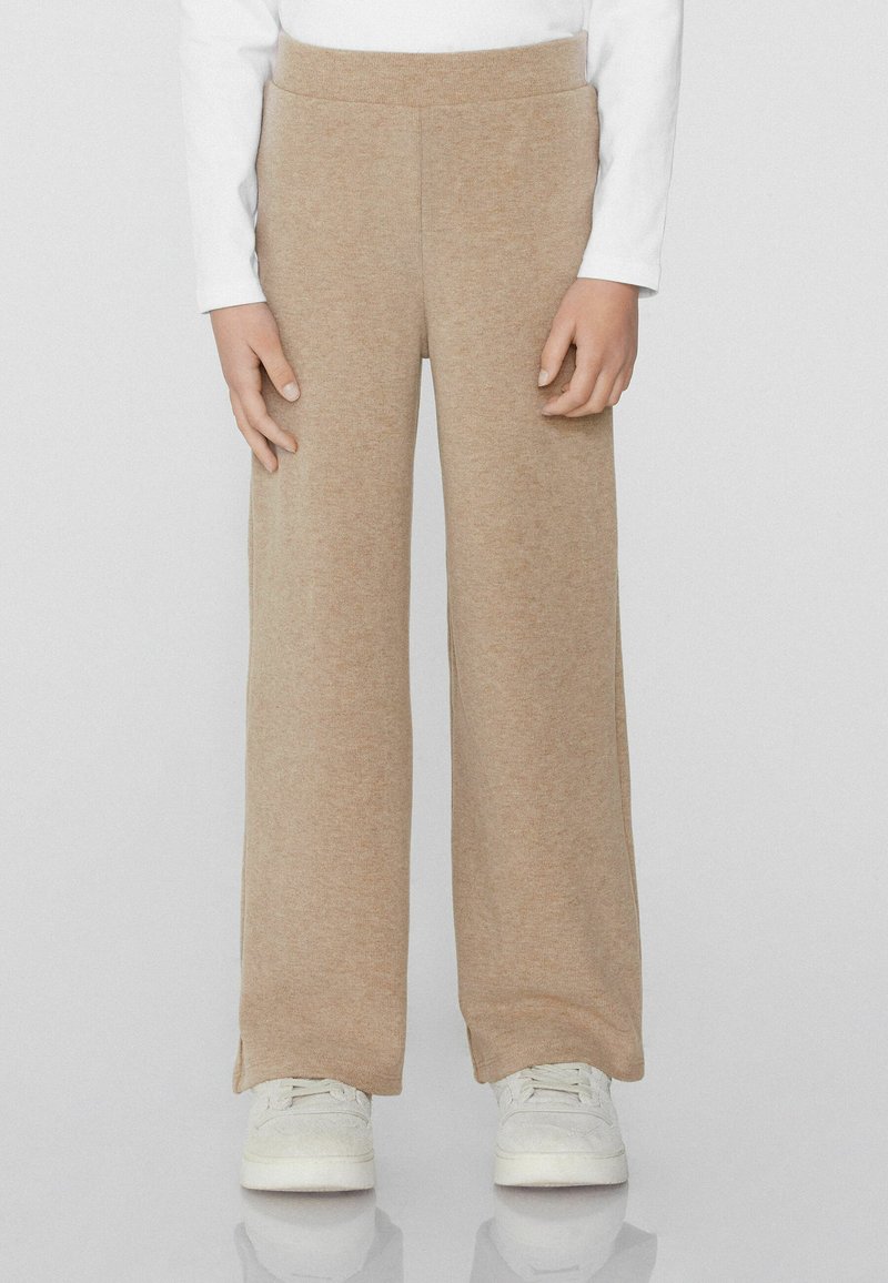 Beige Weitbein-Hosen aus weichem Stoff mit glatter Textur, elastischem Bund und leichten Seitenschlitzen am Saum.