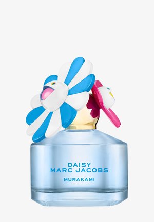 Przezroczysta niebieska szklana butelka perfum z etykietą "Daisy Marc Jacobs Murakami" z dwoma dużymi kolorowymi nakrętkami w kształcie stokrotek w kolorach niebiesko-białym i różowo-białym.