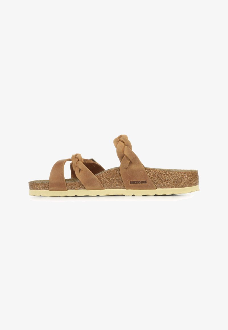 Sandales en daim marron avec des lanières tressées, semelle en liège et semelle en caoutchouc de couleur claire. Présente un logo de marque sur le côté.